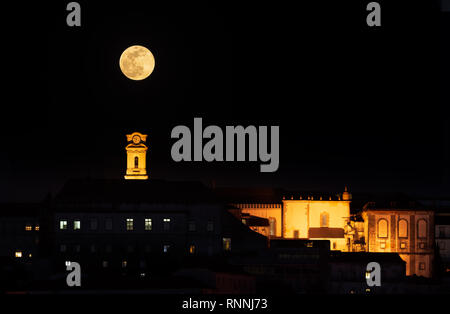 Super Mond in Coimbra, Portugal. Stockfoto