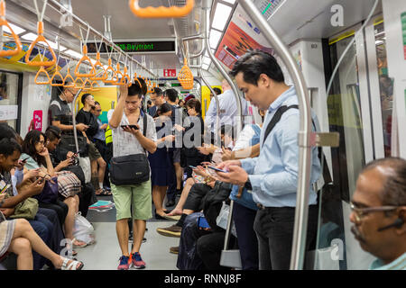 Singapur MRT Mass Rapid Transit Passagiere. Stockfoto