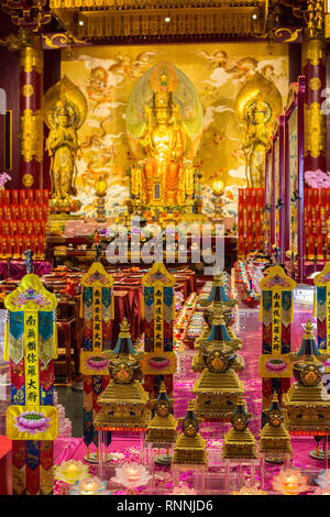 Singapur Buddha Zahns Tempel. Buddha Maitreya durch zwei Bodhisattvas in den Gebetsraum flankiert. Stockfoto