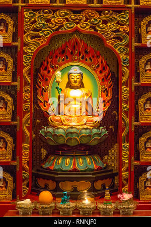 Buddha in der Wand, in der Nische, Die den Gebetsraum, Buddha Zahns Tempel, Singapur. Stockfoto