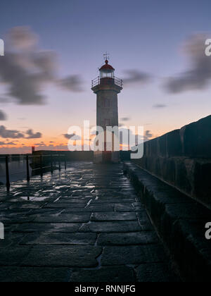 Leuchtturm am Ende der Mole in sunsethour Stockfoto