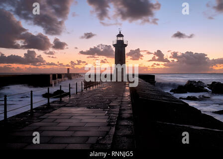 Leuchtturm am Ende der Mole in sunsethour Stockfoto