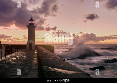 Leuchtturm am Ende der Mole in sunsethour Stockfoto