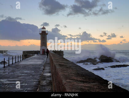 Leuchtturm am Ende der Mole in sunsethour Stockfoto