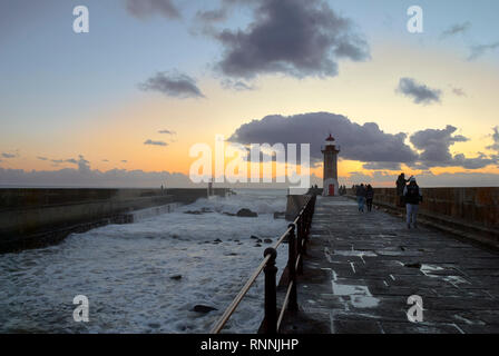 Leuchtturm am Ende der Mole in sunsethour Stockfoto