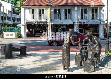 Singapur, Chinatown. Skulptur, Street, Ecke von telok Ayer und Segensreichen Tat-Straßen. Stockfoto