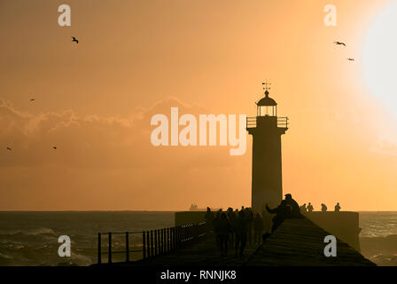 Leuchtturm am Ende der Mole in sunsethour Stockfoto