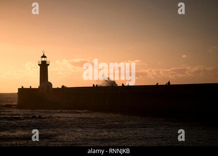 Leuchtturm am Ende der Mole in sunsethour Stockfoto