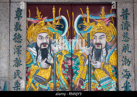 Singapur, Tür Wächter Qin Shubao und Yuchi Gong (aka Yuchi Jingde und Hu Jingde), Thian Hock Keng taoistische Tempel. Stockfoto