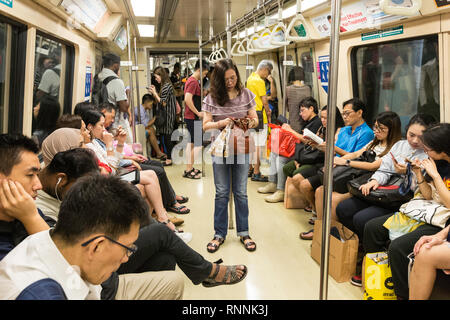 Singapur, MRT Mass Rapid Transit, die Passagiere auf der Durchreise. Stockfoto