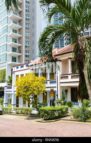Singapur. Emerald Hill Road, Anfang des zwanzigsten Jahrhunderts chinesische Häuser, modernes Hochhaus Gebäude im Hintergrund. Stockfoto