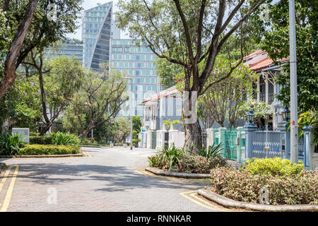 Singapur. Emerald Hill Road Anfang des Zwanzigsten Jahrhunderts chinesische Häuser auf der rechten Seite, New Orchard Road Büro Gebäude im Hintergrund. Stockfoto