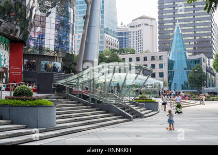 Von Singapur, der Orchard Road Street Scene, ION Mall auf der linken Seite. Stockfoto