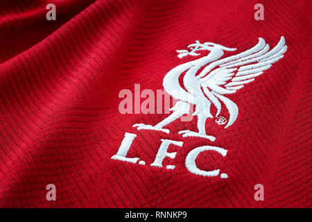 Bangkok, Thailand - 17. Januar 2019: Close-up des FC Liverpool Fußball home Jersey ca. 2018-2019 mit der club Emblem Stockfoto