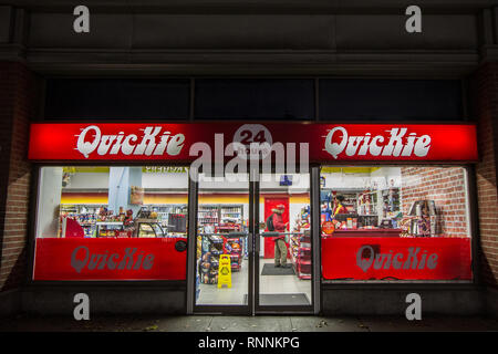 OTTAWA, Kanada - 11 November, 2018: Quickie Logo vor ihrem Laden in der Innenstadt von Ottawa, Ontario in der Nacht. Quickie ist eine Kette von Convenience Store Stockfoto