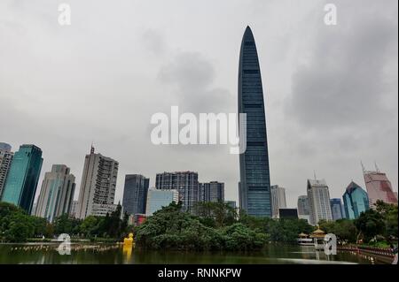 SHENZHEN, China-23 Dez 2018 - Ansicht der KK100 (Kingkey 100, kingkey Finance Tower), ein supertall Wolkenkratzer in Shenzhen, Guangdong, China. Stockfoto