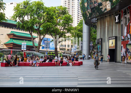 Menschen entspannend außerhalb der ION Mall, Orchard Road, Singapur. Stockfoto