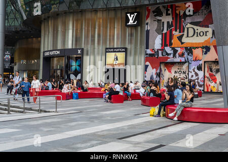 Menschen entspannend außerhalb der ION Mall, Orchard Road, Singapur. Stockfoto