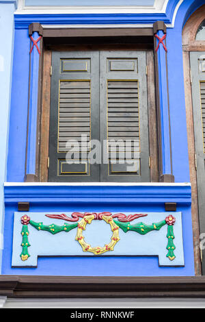 Singapur. Emerald Hill Road. Dekoration auf frühen zwanzigsten Jahrhunderts Traditionellen Chinesischen Haus. Stockfoto