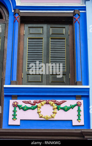 Singapur. Emerald Hill Road. Dekoration auf frühen zwanzigsten Jahrhunderts Traditionellen Chinesischen Haus. Stockfoto