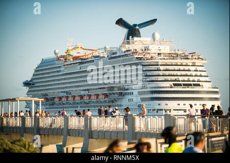 MIAMI - Dezember, 2018: Die Carnival Splendor, deren Muttergesellschaft Carnival Corp steuert über 50 Prozent des weltweiten Kreuzfahrtmarkt, übergibt einen Pier. Stockfoto