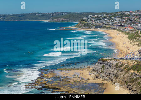 Luftaufnahme von Bar Beach, Newcastle, NSW, Australien, mit Sandstrand und Surfen. Stockfoto