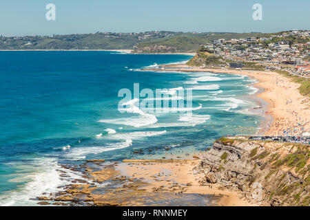 Luftaufnahme von Bar Beach, Newcastle, NSW, Australien, mit Sandstrand und Surfen. Stockfoto