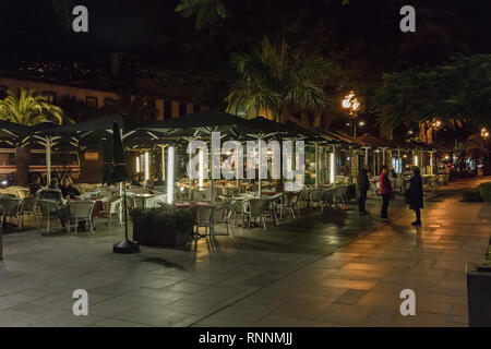 Open-Air-Restaurants am Abend in der Altstadt von Funchal, Madeira Stockfoto