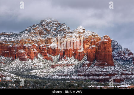 Schnee auf Coffee Pot Rock in Sedona, Arizona, USA Stockfoto