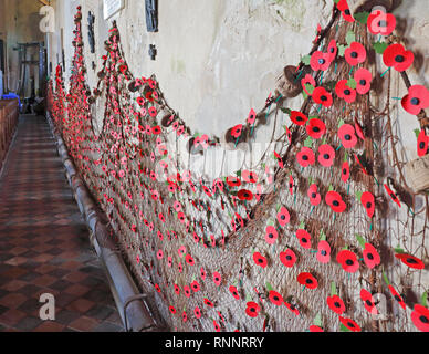 Fischernetze mit Mohn auf der Nordwand der Pfarrkirche der Heiligen Dreifaltigkeit und alle Heiligen in Winterton-on-Sea, Norfolk, Großbritannien, Europa geschmückt. Stockfoto