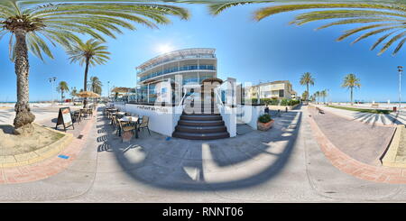 360 Grad Panorama Ansicht von Sonnige Promenade neben dem Hotel mit Terrasse