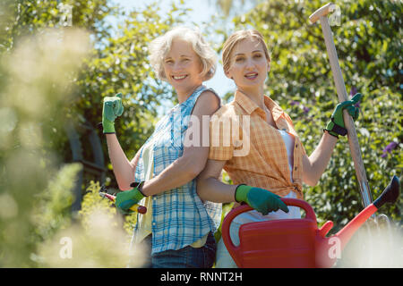 Junge und ältere Frau für Foto in Ihrem Garten posing Stockfoto