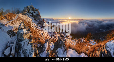 Panorama der Sonnenuntergang in einem Karpaten Berg Tal mit wunderschönen gold Licht auf einem Hügel Stockfoto