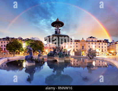 Regenbogen über den Rossio-platz in Lissabon Portugal Stockfoto