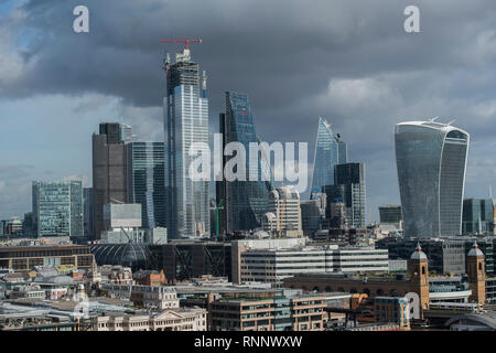 London, Großbritannien. 19 Feb, 2019. Die Skyline der Stadt von der Terrasse des Blavatnik Gebäude der Tate Modern. Credit: Guy Bell/Alamy leben Nachrichten Stockfoto
