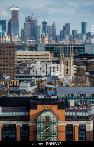 London, Großbritannien. 19 Feb, 2019. Die Skyline der Stadt von der Terrasse des Blavatnik Gebäude der Tate Modern. Credit: Guy Bell/Alamy leben Nachrichten Stockfoto