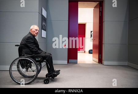 Berlin, Deutschland. 19 Feb, 2019. Bundestagspraesident Wolfgang Schäuble (CDU) wartet darauf, dass der Präsident der Republik Kroatien an den Deutschen Bundestag. Quelle: Bernd von Jutrczenka/dpa/Alamy leben Nachrichten Stockfoto