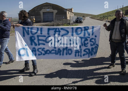 Februar 17, 2019 - Messina, Sizilien, Italien - Hirten werden gesehen, halten ein Banner während des Protestes.. Die sizilianische Milch producerâ € ™ s Protest in Dittaino, gegen die niedrigen Preis der Milch und der Wettbewerb von der Milch, die in den anderen Ländern hergestellt. Die Produzenten strömten mehr als 2000 Würfe von Milch auf die Straße und versuchte, die Autobahn Palermo-Catania zu blockieren. (Bild: © Danilo Campailla/SOPA Bilder über ZUMA Draht) Stockfoto