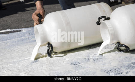 Februar 17, 2019 - Messina, Sizilien, Italien - ein Hirte gesehen gießen Dosen von Milch auf die Straße während des Protestes.. Die sizilianische Milch producerâ € ™ s Protest in Dittaino, gegen die niedrigen Preis der Milch und der Wettbewerb von der Milch, die in den anderen Ländern hergestellt. Die Produzenten strömten mehr als 2000 Würfe von Milch auf die Straße und versuchte, die Autobahn Palermo-Catania zu blockieren. (Bild: © Danilo Campailla/SOPA Bilder über ZUMA Draht) Stockfoto
