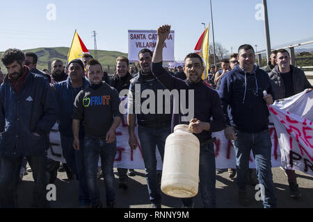 Februar 17, 2019 - Messina, Sizilien, Italien - Hirte gesehen werden Parolen während des Protestes.. Die sizilianische Milch producerâ € ™ s Protest in Dittaino, gegen die niedrigen Preis der Milch und der Wettbewerb von der Milch, die in den anderen Ländern hergestellt. Die Produzenten strömten mehr als 2000 Würfe von Milch auf die Straße und versuchte, die Autobahn Palermo-Catania zu blockieren. (Bild: © Danilo Campailla/SOPA Bilder über ZUMA Draht) Stockfoto