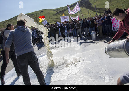 Februar 17, 2019 - Messina, Sizilien, Italien - Hirten werden gesehen, gießen Dosen von Milch auf die Straße während des Protestes.. Die sizilianische Milch producerâ € ™ s Protest in Dittaino, gegen die niedrigen Preis der Milch und der Wettbewerb von der Milch, die in den anderen Ländern hergestellt. Die Produzenten strömten mehr als 2000 Würfe von Milch auf die Straße und versuchte, die Autobahn Palermo-Catania zu blockieren. (Bild: © Danilo Campailla/SOPA Bilder über ZUMA Draht) Stockfoto