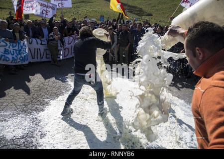 Februar 17, 2019 - Messina, Sizilien, Italien - Hirten werden gesehen, gießen Dosen von Milch auf die Straße während des Protestes.. Die sizilianische Milch producerâ € ™ s Protest in Dittaino, gegen die niedrigen Preis der Milch und der Wettbewerb von der Milch, die in den anderen Ländern hergestellt. Die Produzenten strömten mehr als 2000 Würfe von Milch auf die Straße und versuchte, die Autobahn Palermo-Catania zu blockieren. (Bild: © Danilo Campailla/SOPA Bilder über ZUMA Draht) Stockfoto