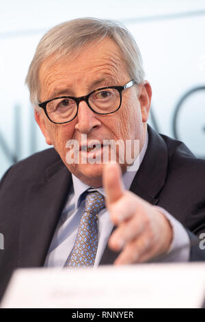 Stuttgart, Deutschland. 19 Feb, 2019. Jean-Claude Juncker, der Präsident der Europäischen Kommission, spricht bei einem Besuch in den Landtag von Baden-Württemberg. Der Anlass ist 60 Jahre Frieden in Europa und 60 Jahre europäische Integration. Credit: Sebastian Gollnow/dpa/Alamy leben Nachrichten Stockfoto