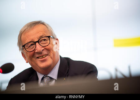 Stuttgart, Deutschland. 19 Feb, 2019. Jean-Claude Juncker, der Präsident der Europäischen Kommission, spricht bei einem Besuch in den Landtag von Baden-Württemberg. Der Anlass ist 60 Jahre Frieden in Europa und 60 Jahre europäische Integration. Credit: Sebastian Gollnow/dpa/Alamy leben Nachrichten Stockfoto