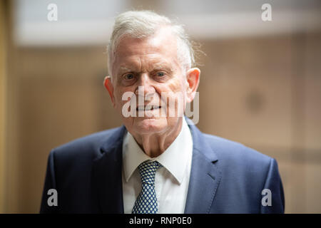 Stuttgart, Deutschland. 19 Feb, 2019. Erwin Teufel (CDU), ehemaliger Ministerpräsident von Baden-Württemberg, steht im Landtag. Credit: Sebastian Gollnow/dpa/Alamy leben Nachrichten Stockfoto