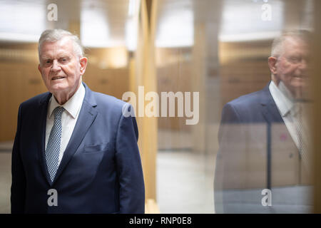 Stuttgart, Deutschland. 19 Feb, 2019. Erwin Teufel (CDU), ehemaliger Ministerpräsident von Baden-Württemberg, steht im Landtag. Credit: Sebastian Gollnow/dpa/Alamy leben Nachrichten Stockfoto