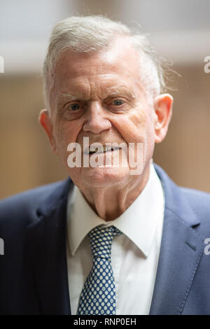 Stuttgart, Deutschland. 19 Feb, 2019. Erwin Teufel (CDU), ehemaliger Ministerpräsident von Baden-Württemberg, steht im Landtag. Credit: Sebastian Gollnow/dpa/Alamy leben Nachrichten Stockfoto