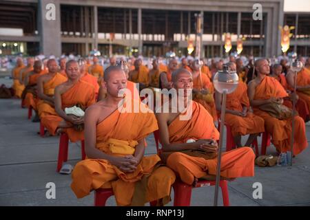 Bangkok, Thailand. 19 Feb, 2019. Mönche gesehen Meditieren während der jährlichen Magha Bucha Zeremonie in der nördlich von Bangkok. Buddhistische Gläubige feiern das jährliche Festival der Magha Bucha, einer der wichtigsten Tag für Buddhisten auf der ganzen Welt. Mehr als tausend Mönche und hundert von tausend Anhänger sammelten sich an dhammakaya Tempel in Bangkok die Beleuchtung Zeremonie zu sorgen. Credit: Geovien So/SOPA Images/ZUMA Draht/Alamy leben Nachrichten Stockfoto