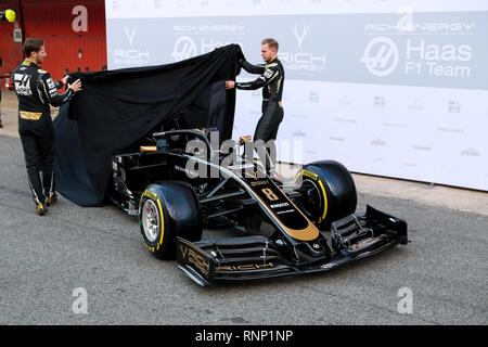 Montmelo, Spanien. 18 Feb, 2019. ROMAIN GROSJEAN der Reichen Energie Haas F1 Team und Kevin Magnussen der Reichen Energie Haas F1 Team stellt die reiche Energie Haas F1 Team Auto während der 2019 FIA Formel 1-Weltmeisterschaft vor Jahreszeit Prüfung am Circuit de Barcelona-Catalunya in Montmelo, Spanien. Credit: James Gasperotti/ZUMA Draht/Alamy leben Nachrichten Stockfoto