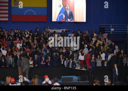 Miami, FL, USA. 12 Feb, 2019. Die Venezolanische Opposition leader Juan Guaido, der Präsident Donald Trump als Präsident von Venezuela anerkannt, spricht über eine Fernsehsendung zu einer Masse, wie sie die Ankunft von Präsident Trumpf zu einer Kundgebung an der Florida International University - Ocean Bank Einberufung-mitte am 18. Februar 2019 in Miami, Florida erwarten. Quelle: MPI 10/Media Punch/Alamy leben Nachrichten Stockfoto